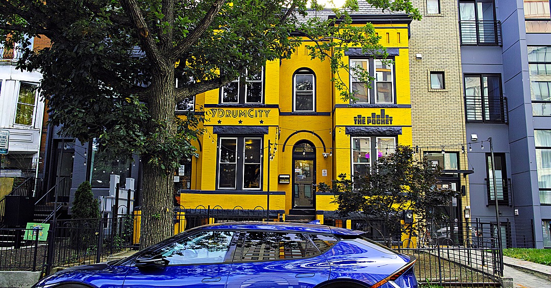 A Northwest DC street scene in color